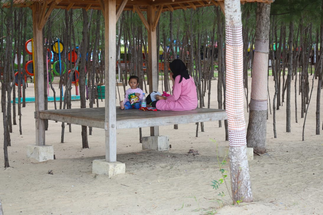 Fasilitas Gazebo di Pantai Pasir Putih Wates. Sumber : Jatengprov.go.id