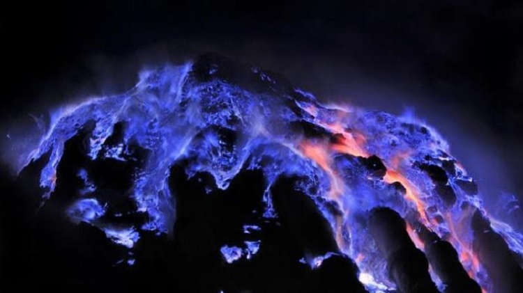 Fenomena blue fire di Kawah Ijen, Sumber: jogja.tribunnews.com