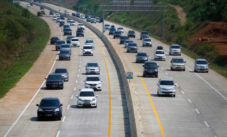 Ilustrasi mudik menggunakan mobil pribadi melalui tol, Sumber: ekonomi.bisnis.com