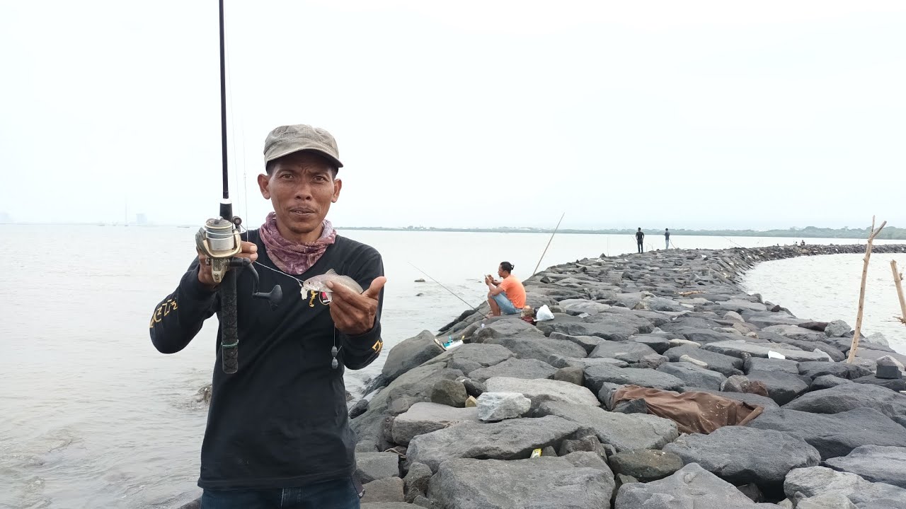 Memancing di pantai kejawanan cirebon. sumber : google.com