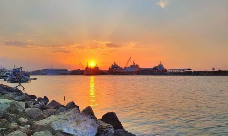 Pantai Kejawanan, Sumber: suara.com