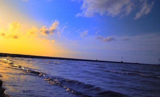Pantai Padaharja Tegal. Sumber: keluyuran.com