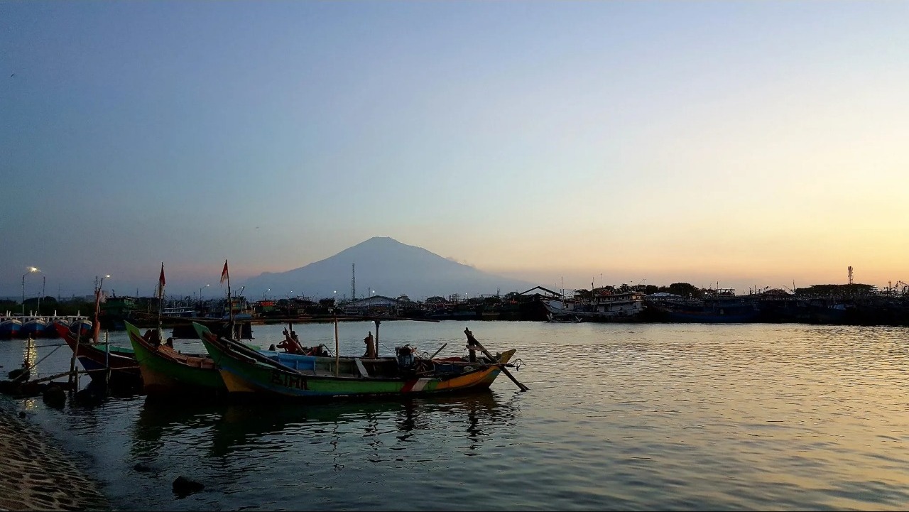 Perahu di pantai kejawanan cirebon. sumber google.com