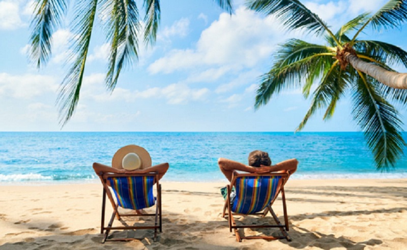 Santai di pinggir pantai, sumber lifestyle.okezone.com