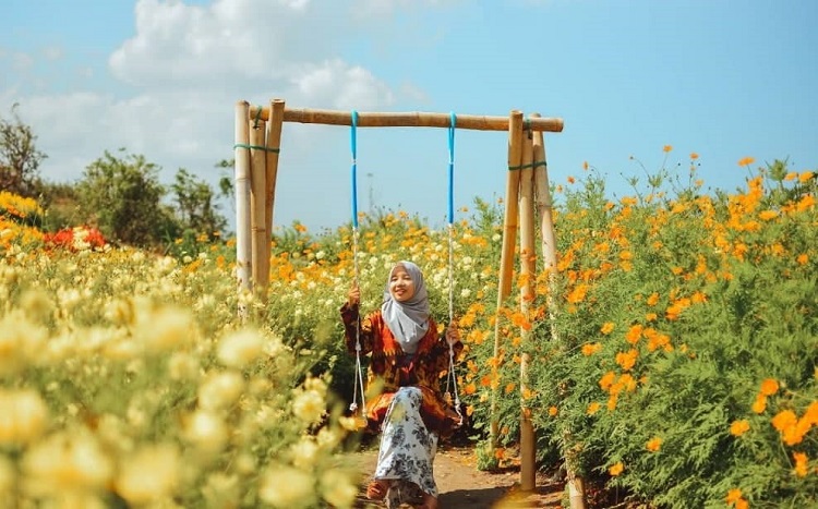 Taman bunga di jalur lintas selatan Bantul, Sumber: jogjaasik.com